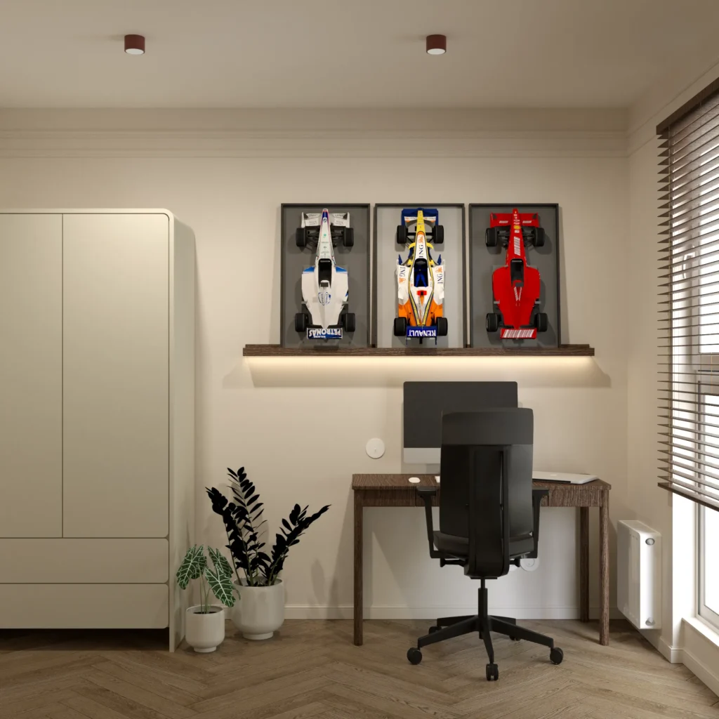 Gabinet w eleganckim mieszkaniu we Wrocławiu z drewnianym biurkiem, ergonomicznym fotelem i ekspozycją Lego F1.